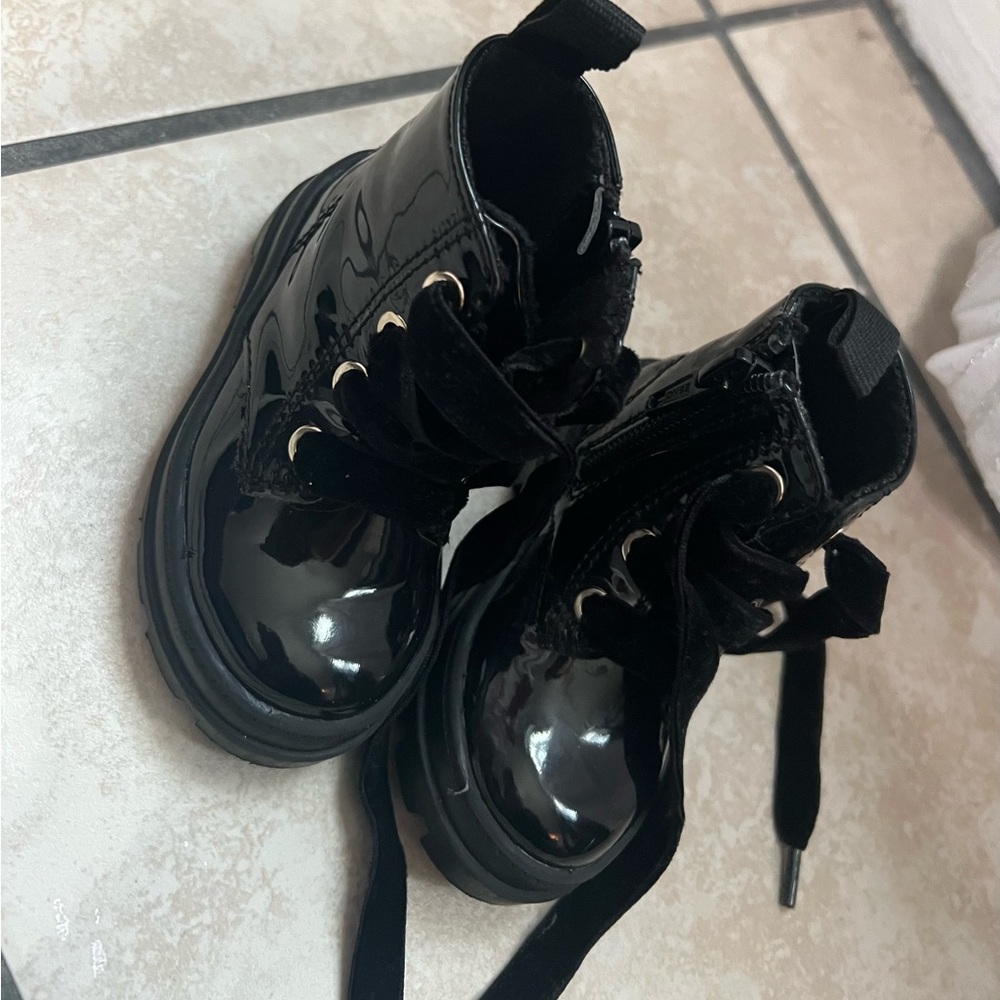 Warm-lined lace-up boots